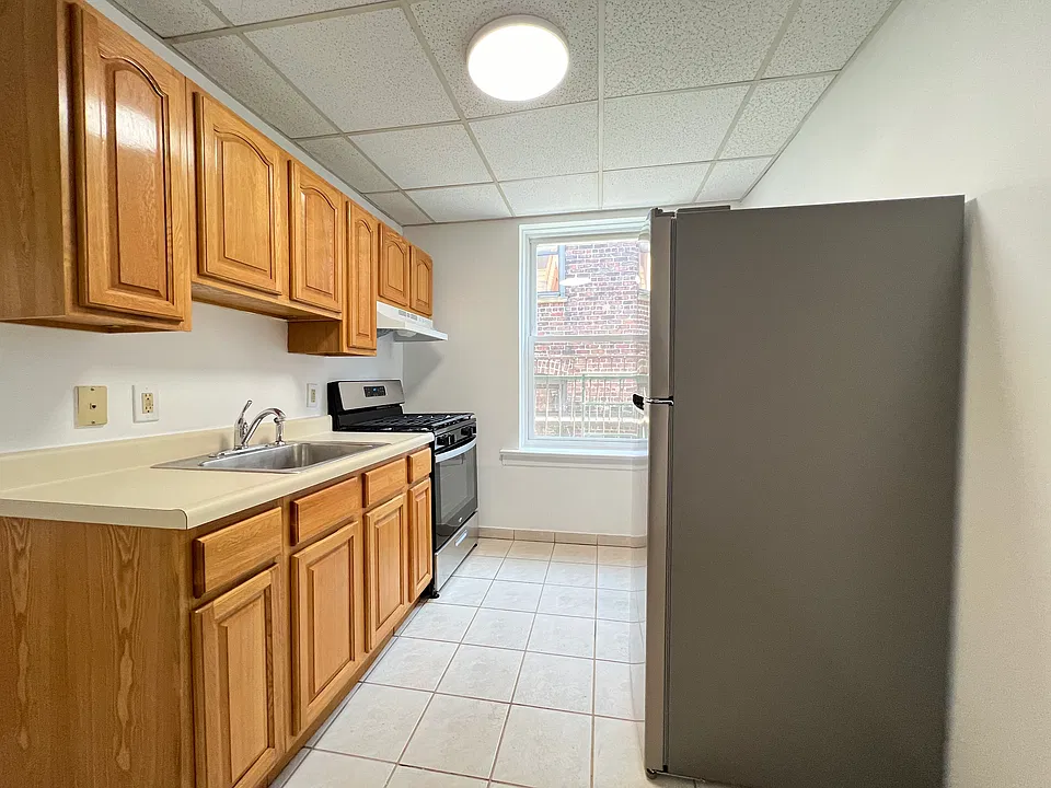 179 W 48th St #12