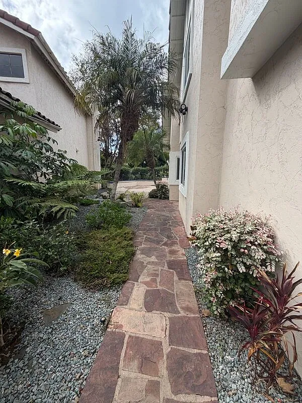 3 bed, 3.0 bath, 1327 sqft, $4,200 — Photo 4