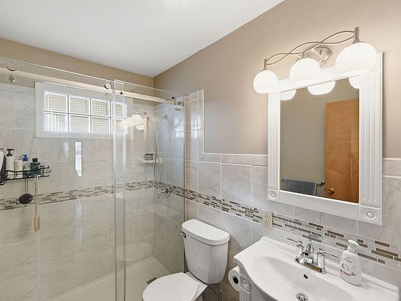 5th image of 455 N 33rd St