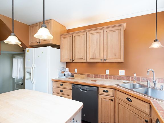 5th image of 2524 Plainfield Ave NE