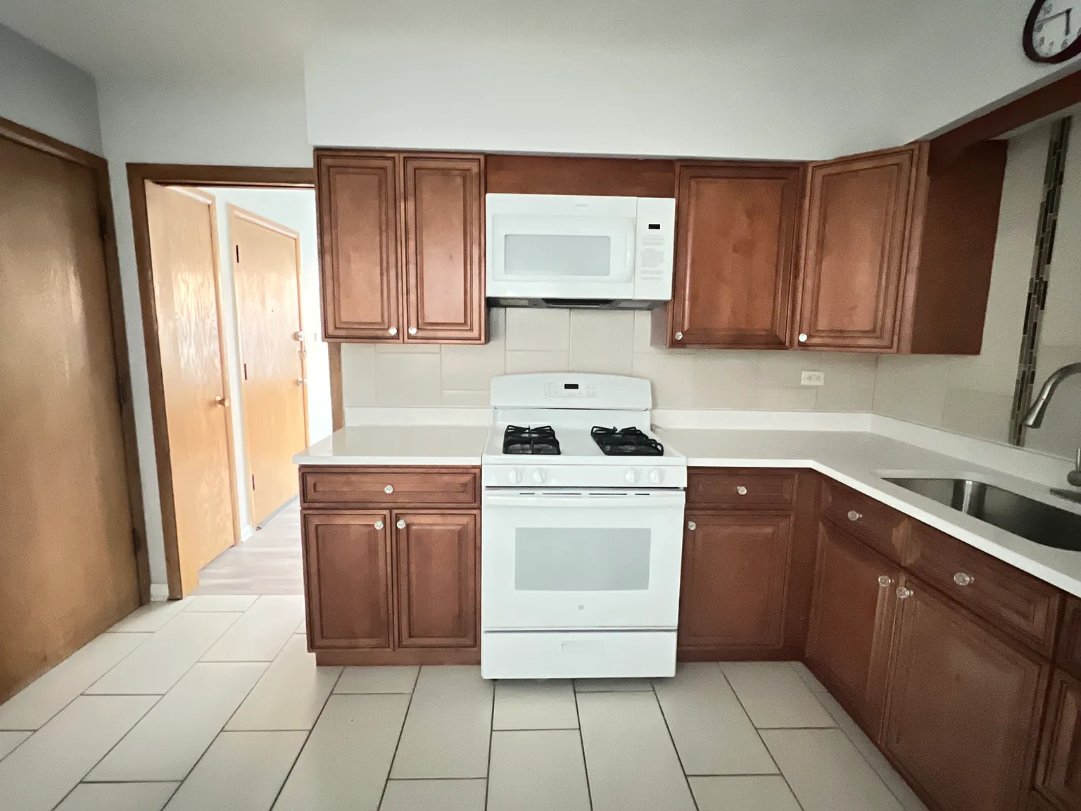 2 bed, 900 sqft, $1,600 — Photo 2