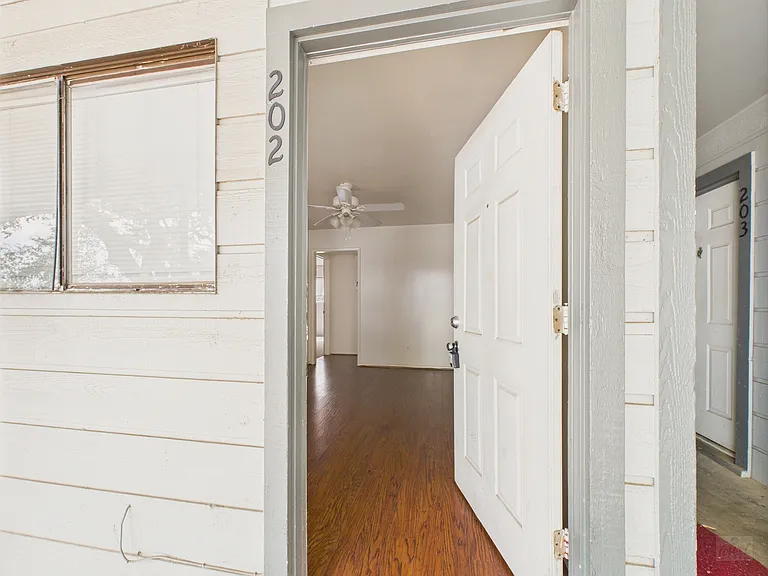 803 W 28th St #202 — Photo 13