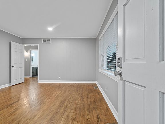 4th image of 107 Andover St