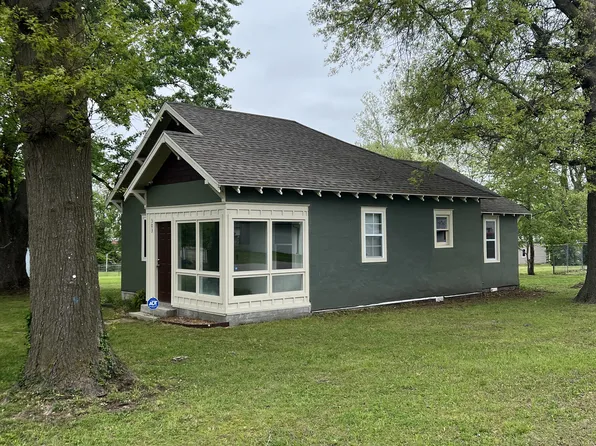 303 W Myrtle St, Aurora, MO 65605