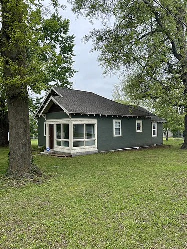 303 W Myrtle St Photo 1