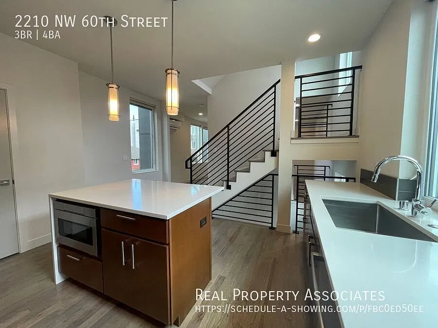 Pet Friendly, Spacious 3bed, 3.5bath, SFH with Private Rooftop deck, 1 covered parking stall — Photo 3