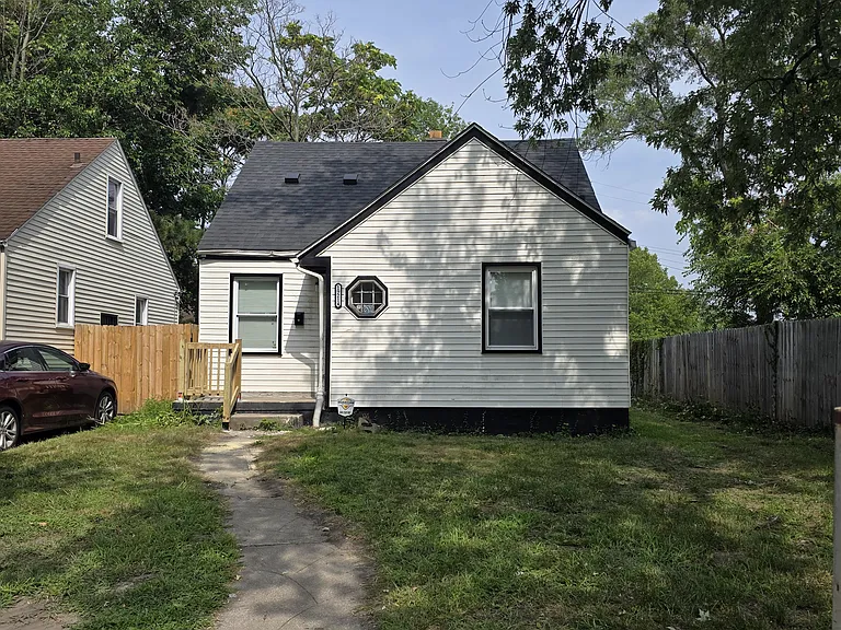 19214 Greeley St — Photo 1