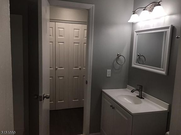 4th image of 42 Norwich Pl #43