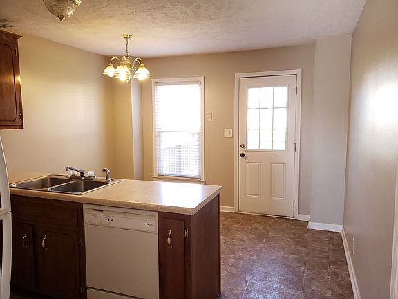 4th image of 935 Princeton Dr
