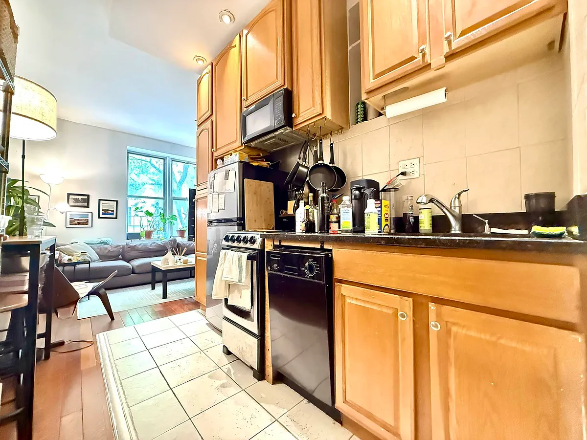 Building Photo - 202 E 21st St #2B