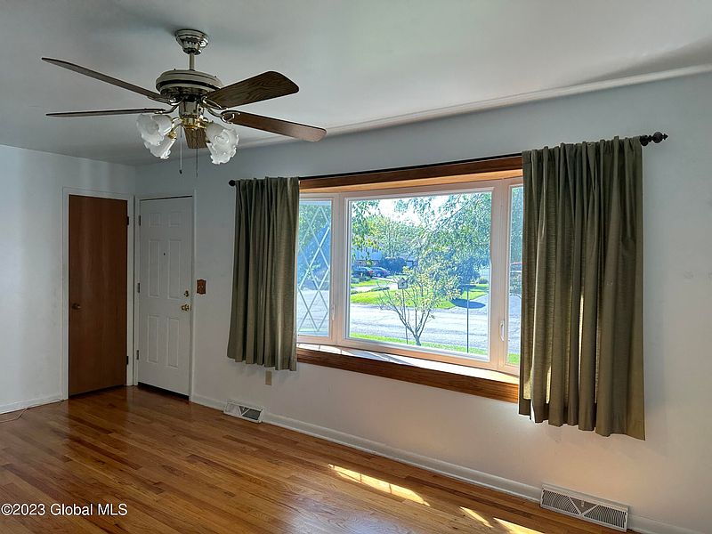5th image of 12 Pershing Drive