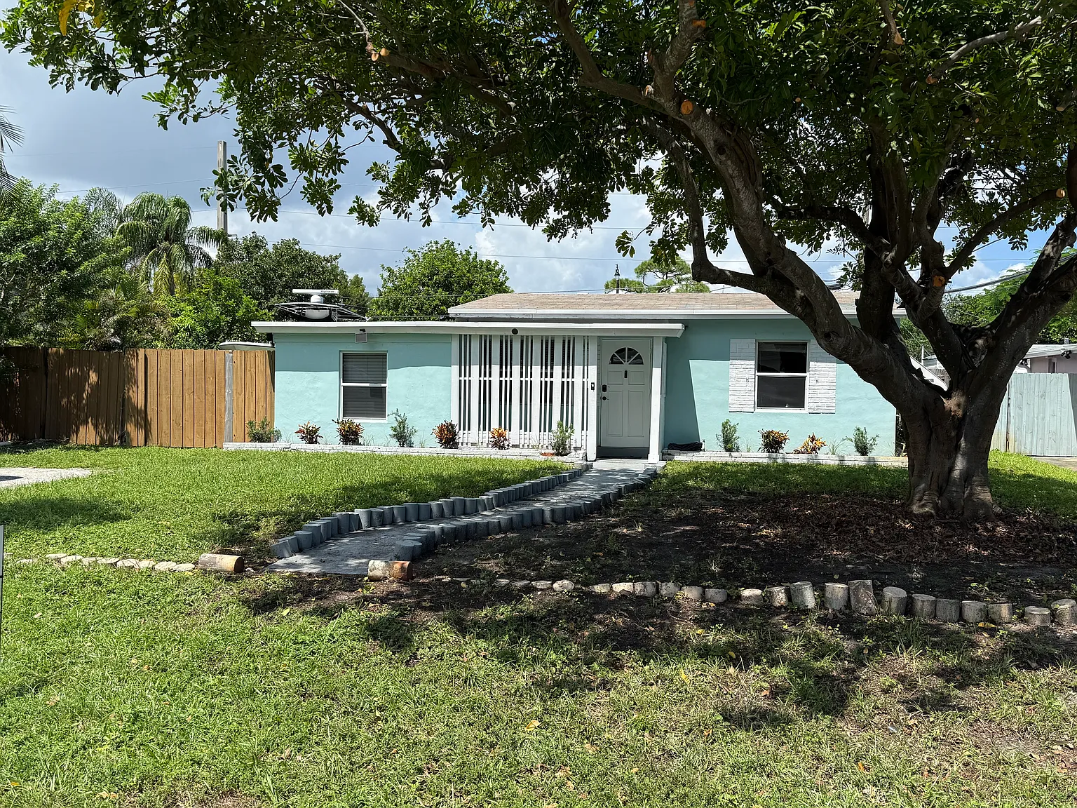 3 bed, 795 sqft, $2,550 — Photo 1