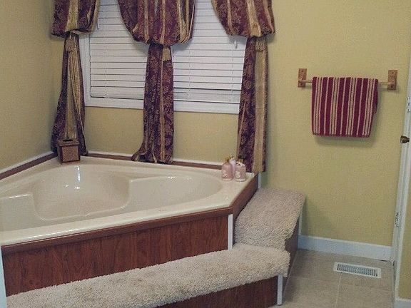MAster Bath Large Garedn Tub