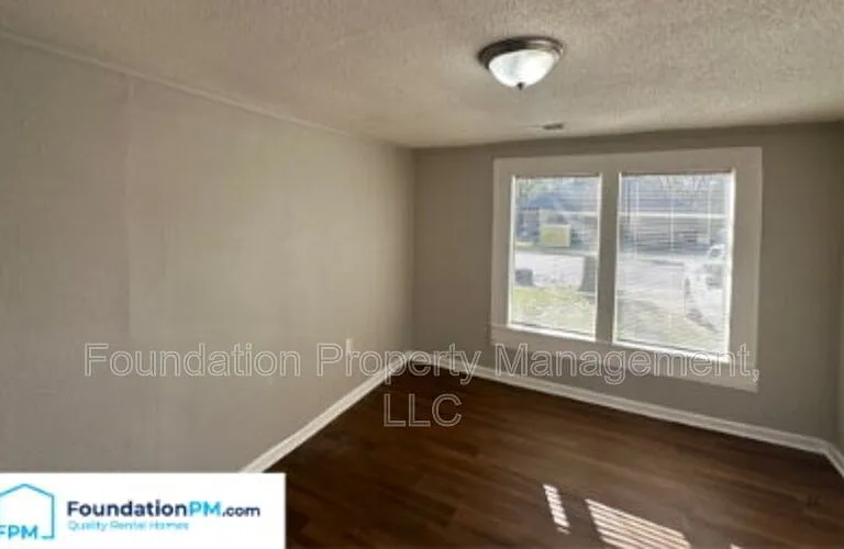 1596 Barton St — Photo 15