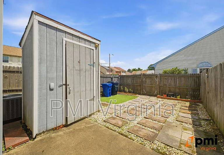 202 Stonehall Ct — Photo 16