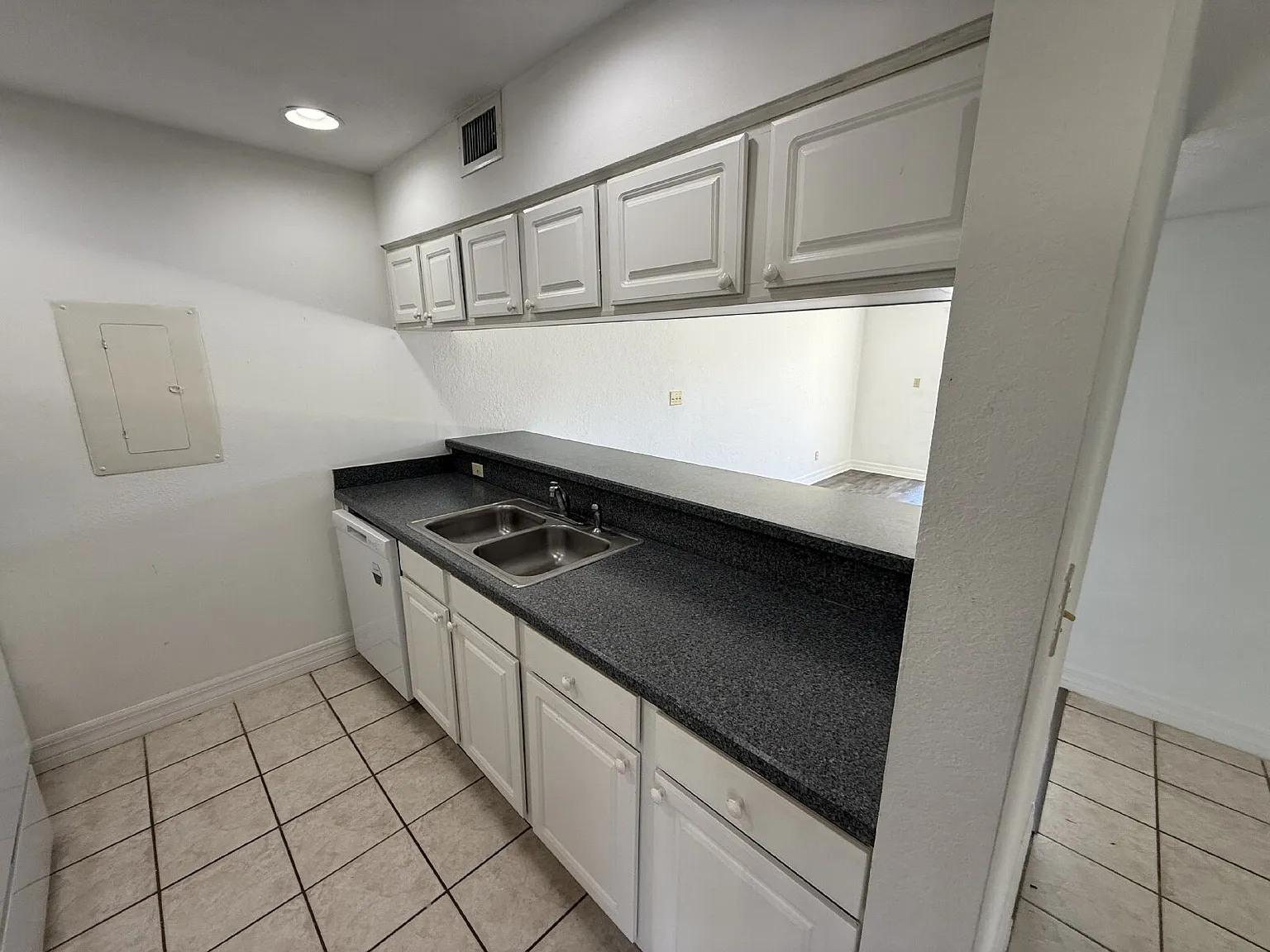 1 bed, 1.0 bath, 975 sqft, $1,100 — Photo 2