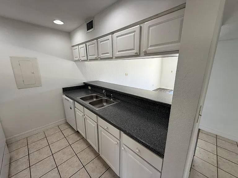 920 Tennis Way — Photo 2