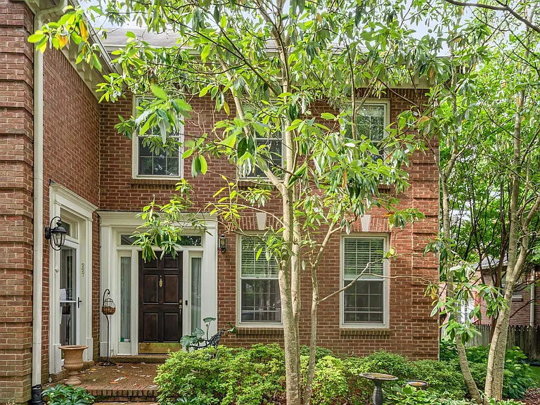 225 Woodmont Cir — Photo 1