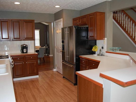 4th image of 2092 Castlebrook Dr
