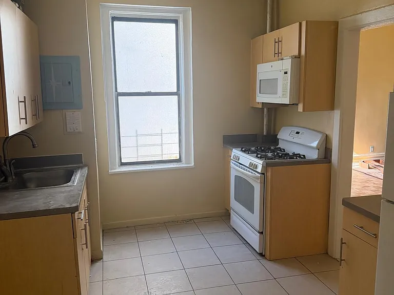 700 W 176th St #5E — Photo 1