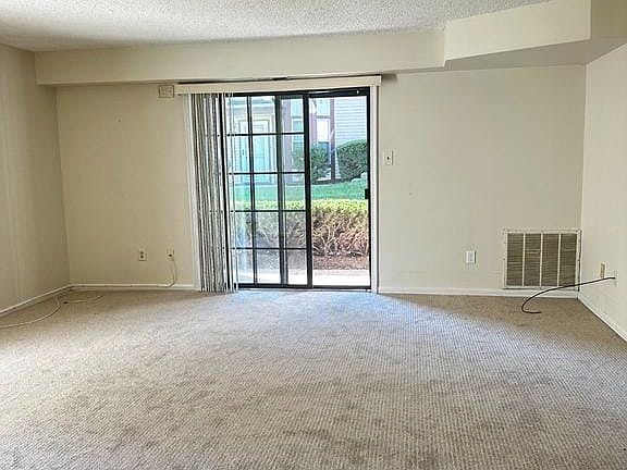 5th image of 806 Barry Ct