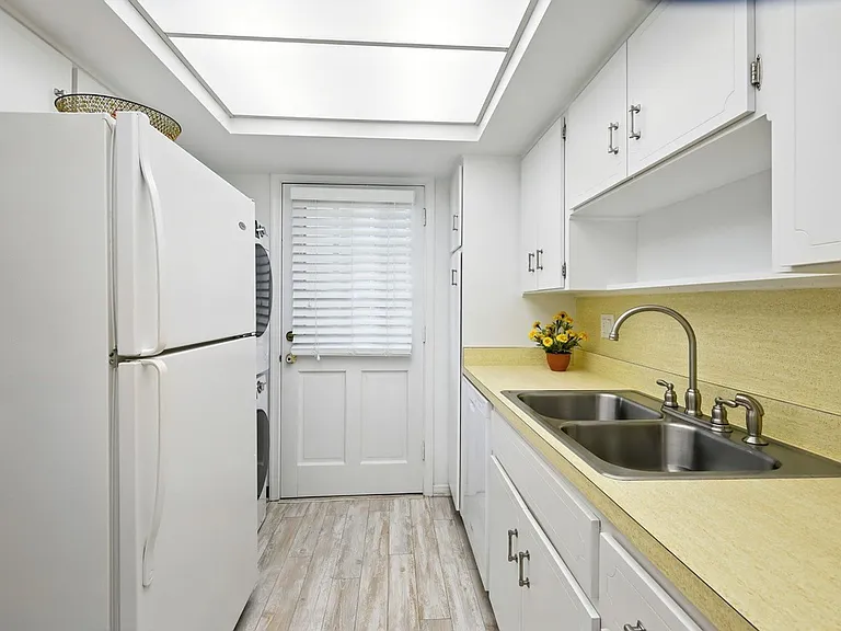 2737 Ocean Dr #21B — Photo 2