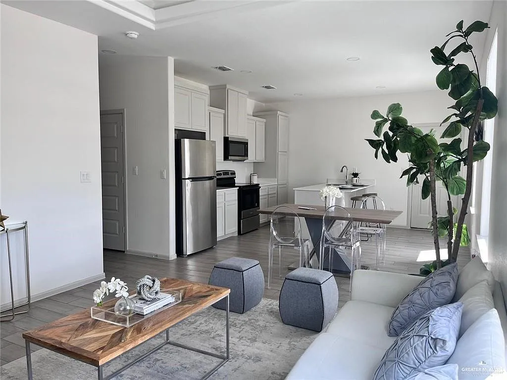 3 bed, 2.0 bath, 1050 sqft, $1,175 — Photo 2
