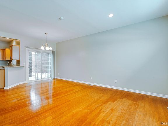 4th image of 1584 Commodore Cir