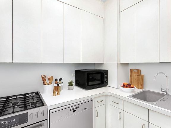 3rd image of 310 E 49th Street 5b #5B