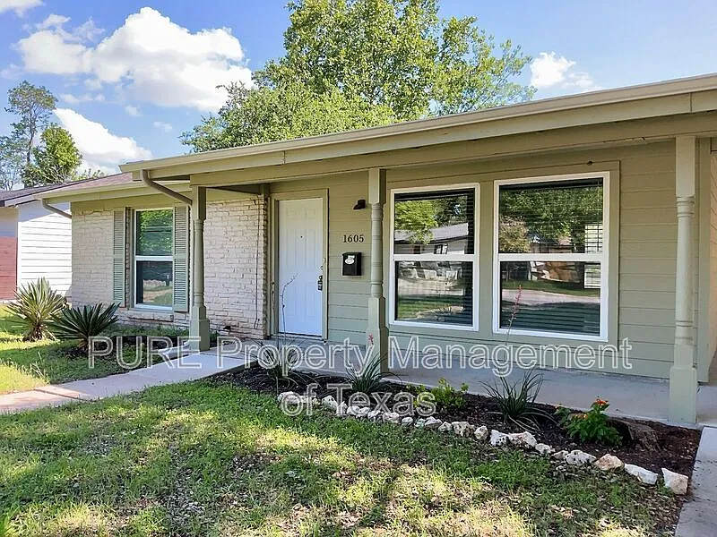 Building Photo - 1605 Sweetbriar Ave