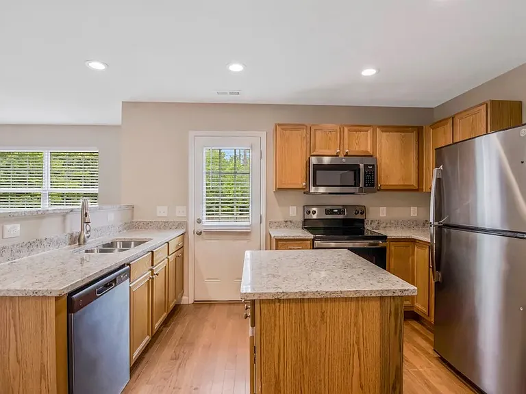 109 Knightwood Dr — Photo 4