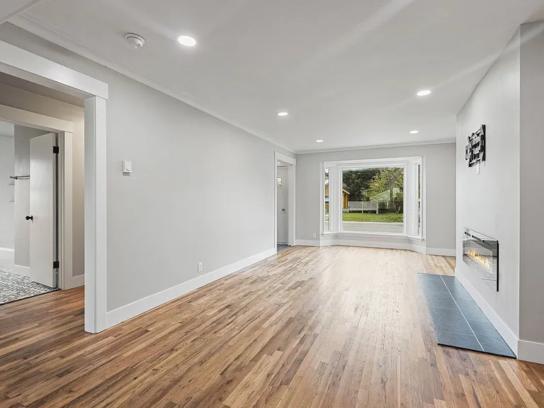 B345AG — Photo 19
