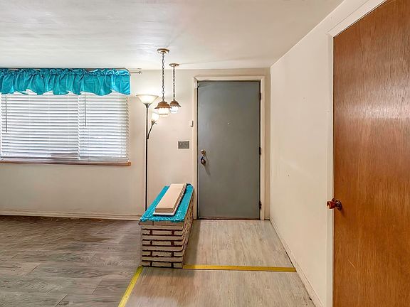 4th image of 2612 Oakwood Dr