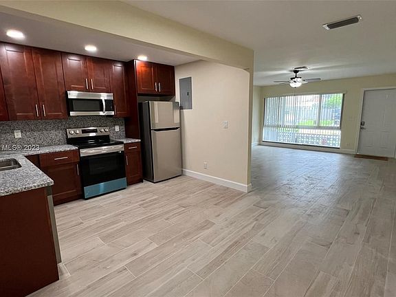 4th image of 2559 NE 10th Ct #2559