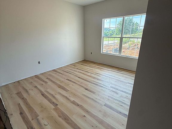 4th image of 295 Hope St