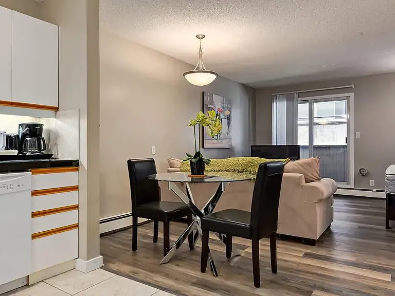 650 Meredith Rd NE — Photo 1