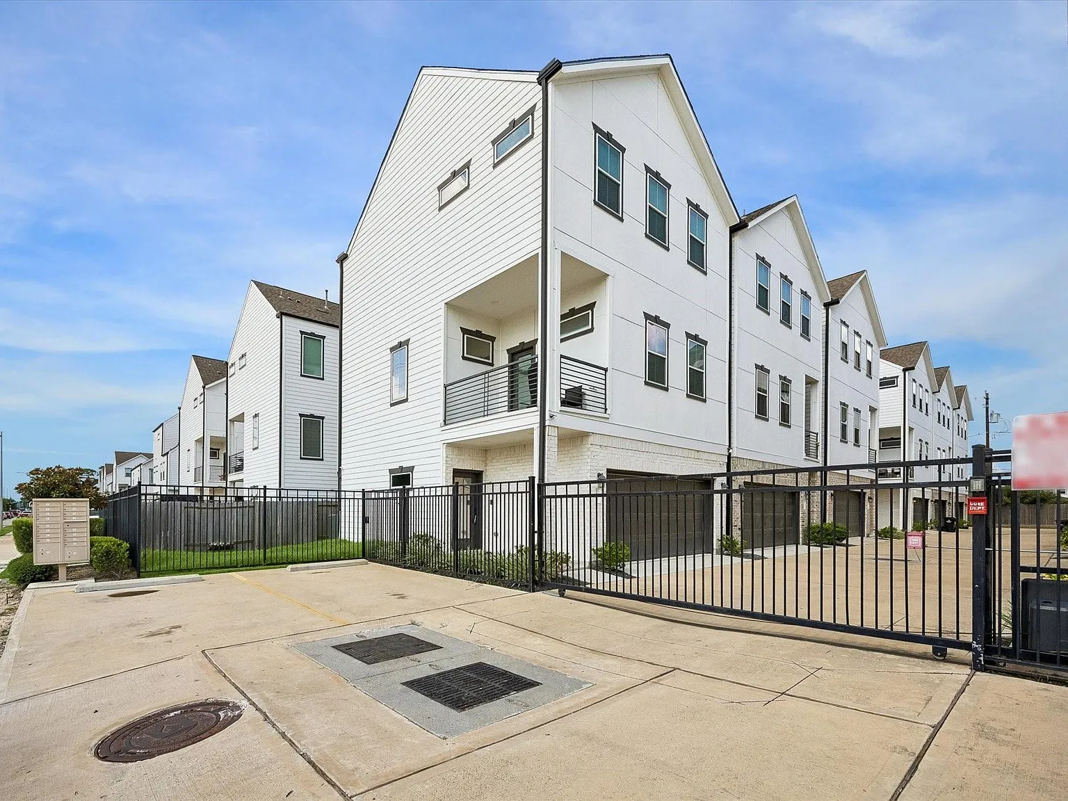 3 bed, 3.5 bath, 1814 sqft, $2,500 — Photo 2