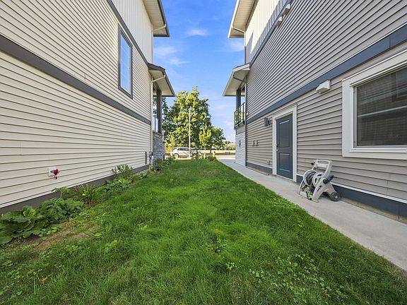 5th image of 45558 Meadowbrook Dr