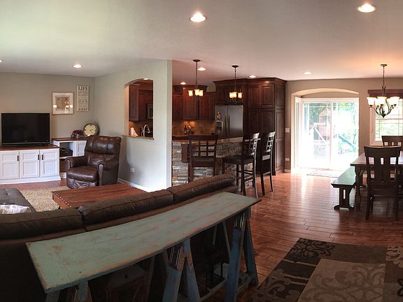 3rd image of 209 Grovenor Dr