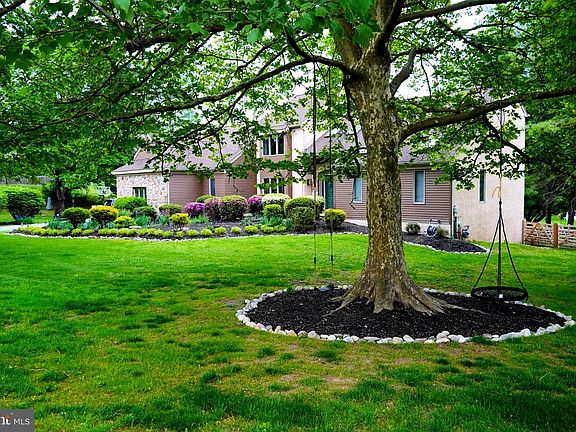 3rd image of 4 E Spring Oak Cir