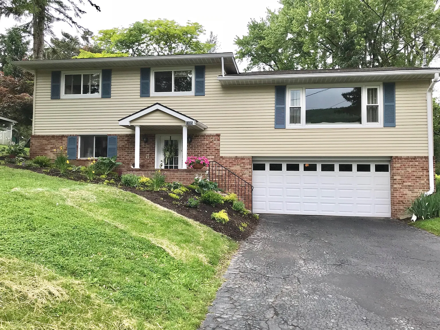 1105 Meadow Ln photo 1
