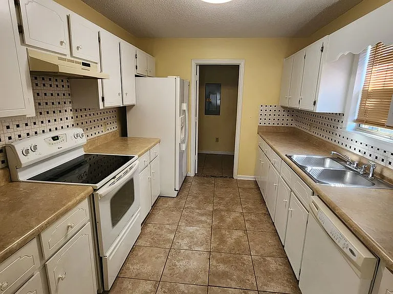 1060 Desert Shield St — Photo 15