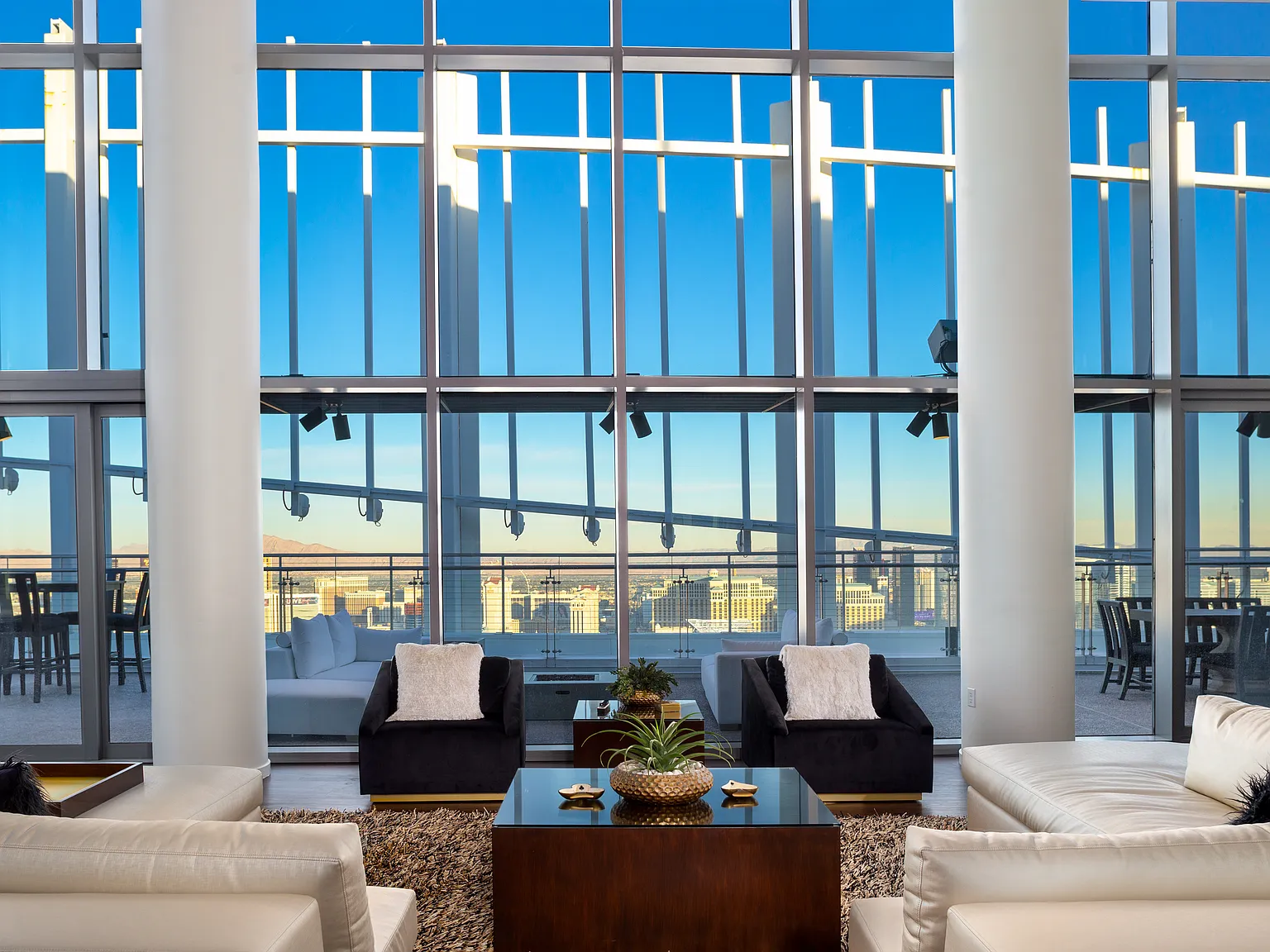 4 bed, 4.5 bath, 6000 sqft, $50,000 — Photo 4