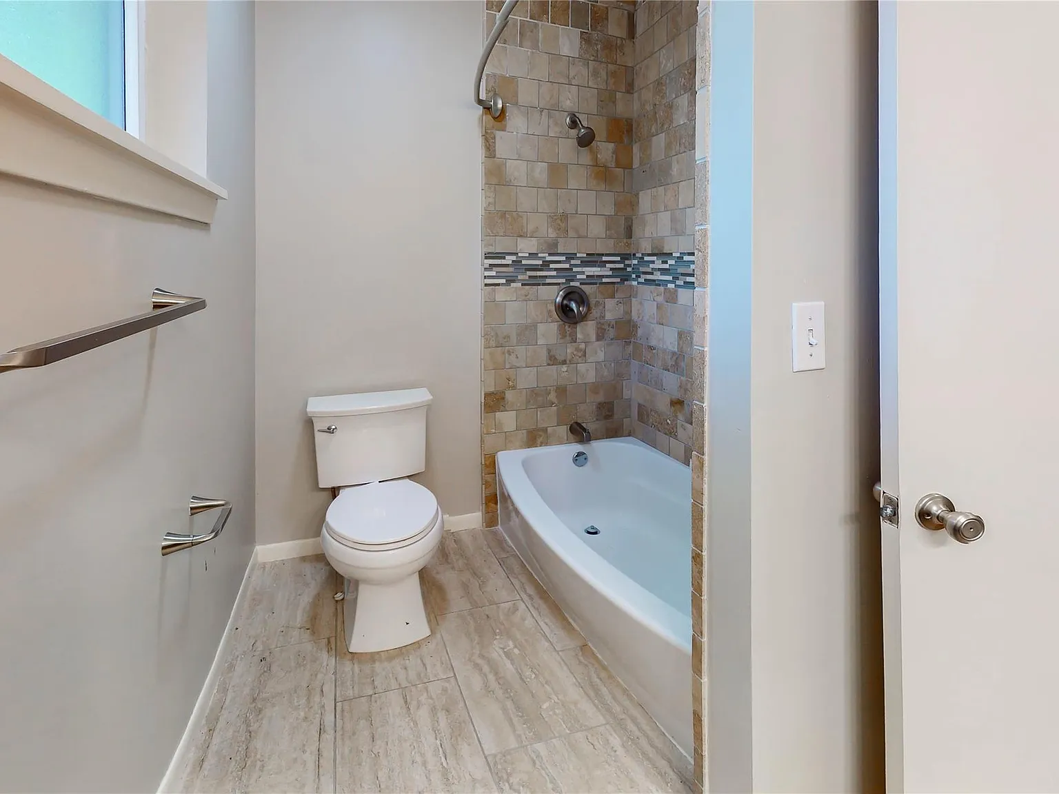3 bed, 2.0 bath, 1493 sqft, $2,250 — Photo 2