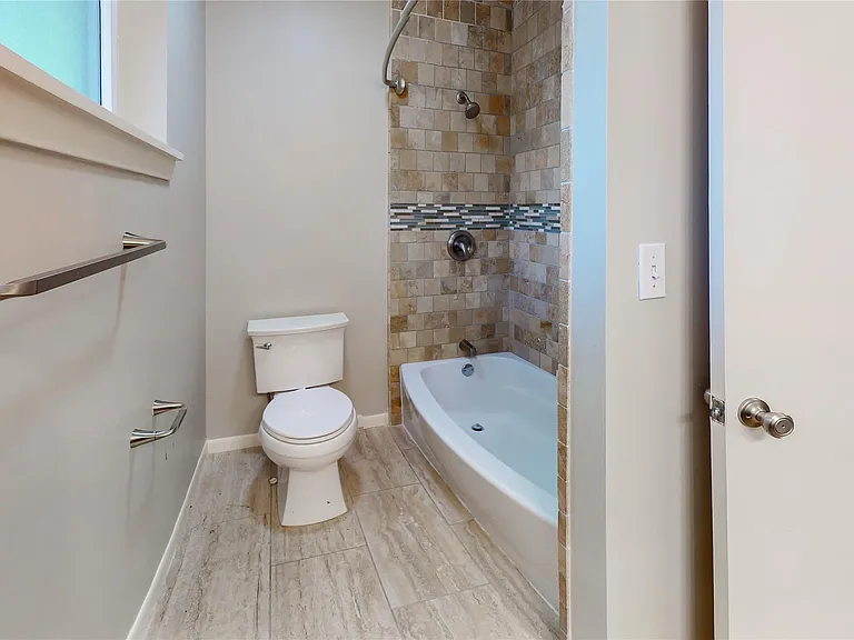 5338 Creekbend Dr — Photo 2