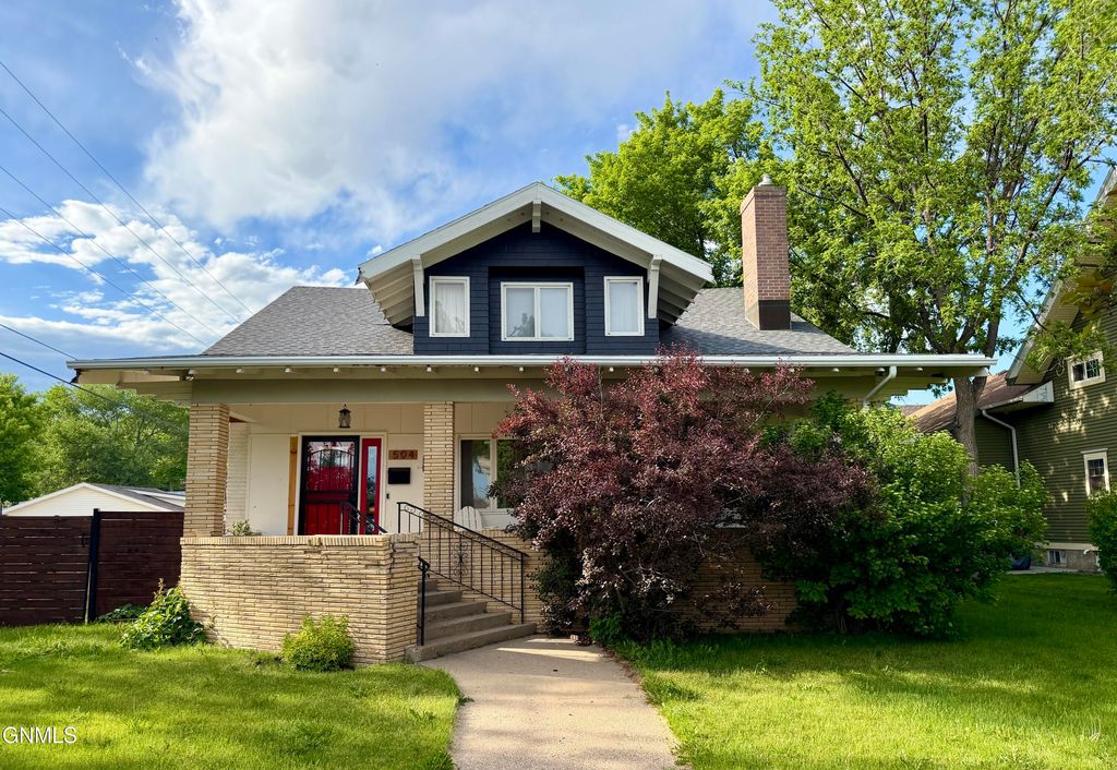 504 3rd St NW, Mandan, ND - View 2