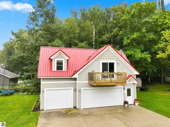 110 Bass Ct, Cadillac, MI 49601