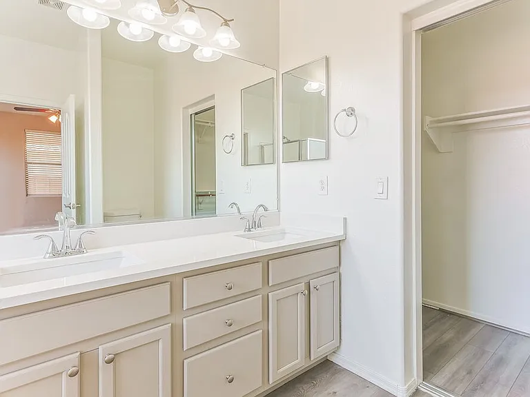 7905 S 73rd Ln — Photo 11