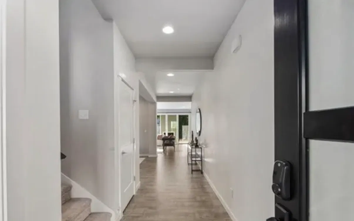 5 bed, 2858 sqft, $4,200 — Photo 2