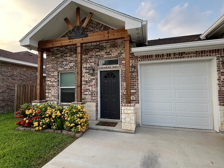 1027 Fairway Dr #1 — Photo 1